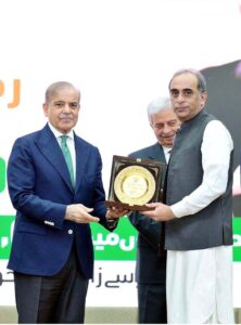 Prime Minister Muhammad Shehbaz Sharif awarding shields to the officers of public and private sector organizations in acknowledgement of their services for Ramzan Relief Package