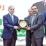 Prime Minister Muhammad Shehbaz Sharif awarding shields to the officers of public and private sector organizations in acknowledgement of their services for Ramzan Relief Package