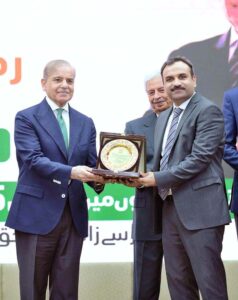 Prime Minister Muhammad Shehbaz Sharif awarding shields to the officers of public and private sector organizations in acknowledgement of their services for Ramzan Relief Package