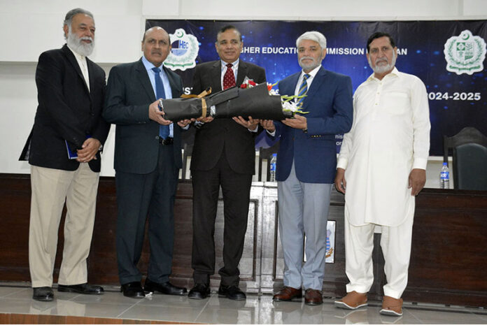 Rector UOL Muhammad Ashraf and Rector Lahore Garrison General Haider present bouquets of flowers to the participants participating in the regional round of the Pakistan Universities Debating Championship held at the Quaid-e-Azam Campus of the Institute of Energy and Environmental Engineering, Punjab University at the end of the ceremony