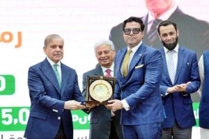 Prime Minister Muhammad Shehbaz Sharif awarding shields to the officers of public and private sector organizations in acknowledgement of their services for Ramzan Relief Package