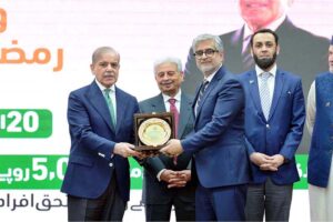 Prime Minister Muhammad Shehbaz Sharif awarding shields to the officers of public and private sector organizations in acknowledgement of their services for Ramzan Relief Package