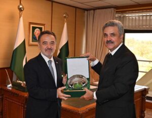 Hon'ble Mr. Justice Yahya Afridi, Chief Justice of Pakistan presented Souvenir to His Excellency Mr. İrfan Neziroğlu, Ambassador of Turkey to Pakistan who paid coutesy call on the Hon'ble Chief Justice of Pakistan at Supreme Court of Pakistan