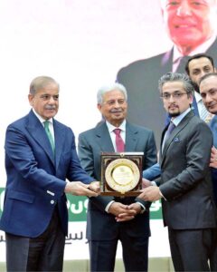 Prime Minister Muhammad Shehbaz Sharif awarding shields to the officers of public and private sector organizations in acknowledgement of their services for Ramzan Relief Package