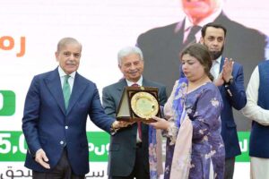 Prime Minister Muhammad Shehbaz Sharif awarding shields to the officers of public and private sector organizations in acknowledgement of their services for Ramzan Relief Package