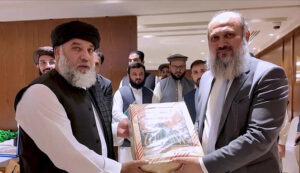 Afghan Minister of Industry and Commerce Nooruddin Azizi presents a traditional gift to Pakistan’s Commerce Minister Jam Kamal Khan — a gesture of goodwill to strengthen bilateral trade and cultural ties