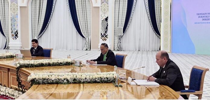 Federal Minister for Planning, Development and Special Initiatives, Ahsan Iqbal meeting with the President of Turkmenistan, H.E. Serdar Berdimuhamedov