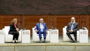 DPM/FM Dar reiterates govt’s vision to investor-friendly environ