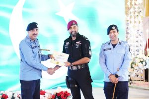 IGP Rizvi honours police teams with 10 mln for solving high-profile cases