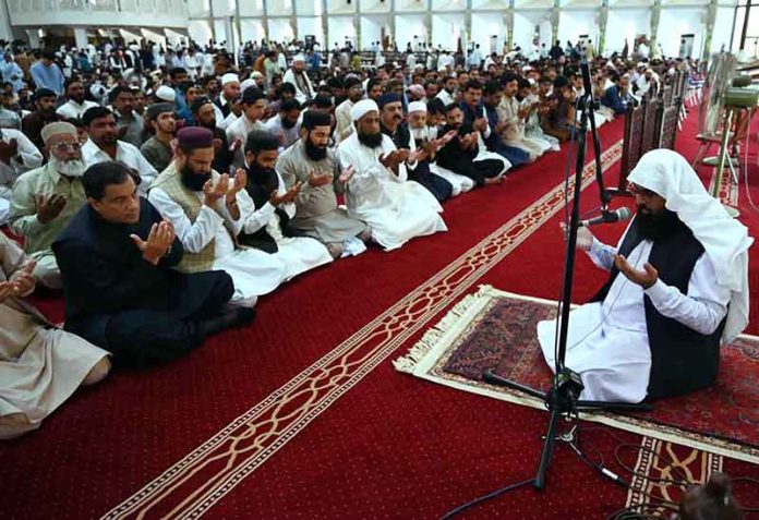 Khateeb of Faisal Masjid offering dua as the nation observed Youm-i-Tashakur on Friday across the country to honour the armed forces and the people for their victory in Operation Bunyan-um-Marsoos against India