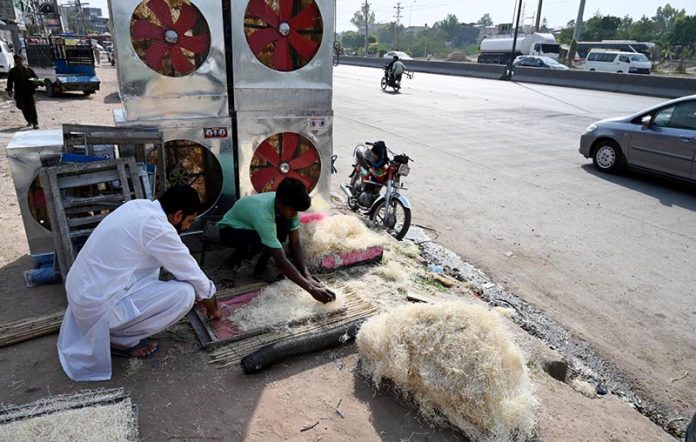 Street vendors making room cooler net at roadside