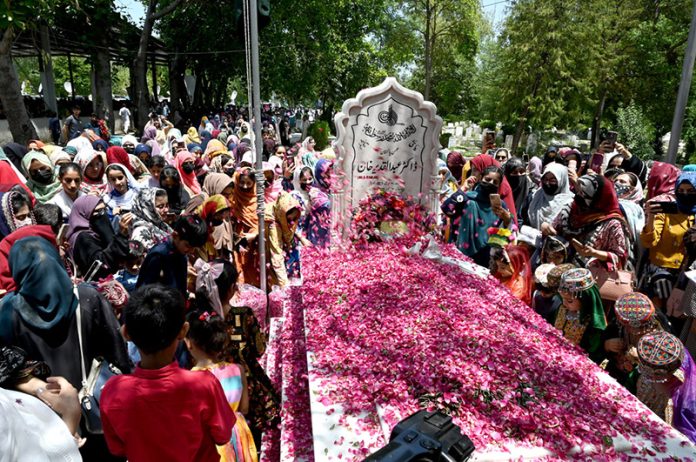 A large number of civil society members laying flowers and offer Duaa at the grave of Dr. Abdul Qadeer Khan observing Youm-E-Takbeer at H-8 graveyard