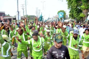 A large number of people participated in the Youm Al-Fateh Rally from the Municipal Committee to Khatmay Nabowat Chowk, to express solidarity with Pakistan Armed Forces on successful operation “Bunyan Marsous” against India.