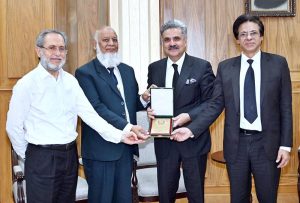Hon'ble Mr, Justice Yahya Afridi, Chief Justice of Pakistan, Mr. Justice Jamal Khan Mandokhail and Mr. Justice Muhammad Ali Mazhar, Judges, Supreme Court of Pakistan presenting the Souvenir to Mr. Parvez Iqbal, Deputy Registrar on his retirement at Supreme Court of Pakistan