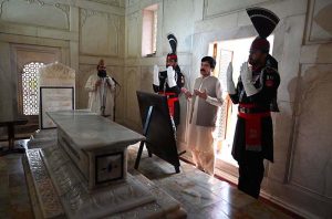Pakistan Rangers paying Guard of Honour at Mazar-e-Iqbal in connection with Youm-e-Tashakur at the national level to pay tribute to the Pakistan Armed Forces for their historic victory in Operation Bunyan-um-Marsoos
