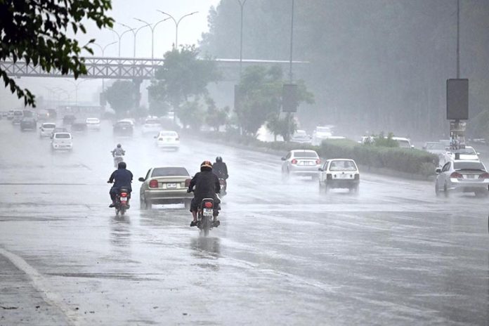 Vehicles on the way at Islamabad Expressway during rain that experienced the Federal Capital