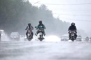 Vehicles on the way at Islamabad Expressway during rain that experienced the Federal Capital