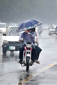 Vehicles on the way at Islamabad Expressway during rain that experienced the Federal Capital