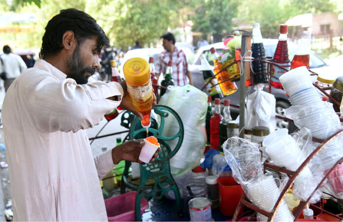 A vendor selling Ice gola at his cart in the city