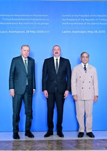 Prime Minister Muhammad Shehbaz Sharif in family photo of Pakistan -Turkiye- Azerbaijan Trilateral meeting
