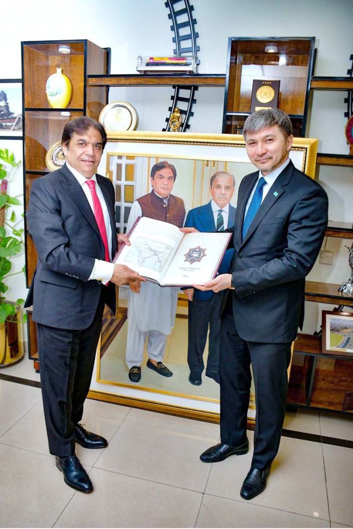Ambassador of Kazakhstan, Yerzhan Kistafen, in an important meeting with Minister for Railways Muhammad Hanif Abbasi