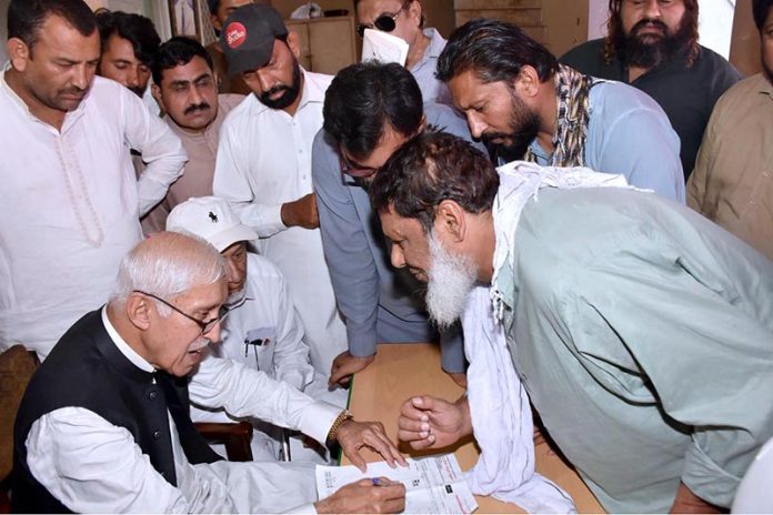 Federal Minister for board of investment, Qaiser Ahmad Shaikh, listening the grievances of the poor people in khulli kechehri in Chiniot