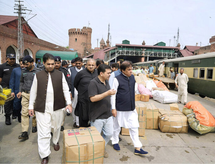 Federal Minister for Railways Muhammad Hanif Abbasi’s surprise visit to Lahore Railway Station announces strict actions on cleanliness and employee absenteeism