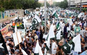 Members of the Karachi Electronics Dealers Association hold a rally in support of the Armed Forces at the Karachi Press Club