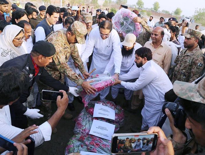 Federal Minister for Defence Production, Barrister Raza Hayat Harraj lays a floral wreath on the grave of the martyred soldiers in Khanewal