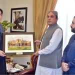 Acting Governor of Balochistan Abdul Khaliq Achakzai presents a souvenir to Khyber Pakhtunkhwa Governor Faisal Karim Kundi following their meeting at Governor House Quetta