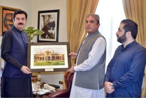 Acting Governor of Balochistan Abdul Khaliq Achakzai presents a souvenir to Khyber Pakhtunkhwa Governor Faisal Karim Kundi following their meeting at Governor House Quetta