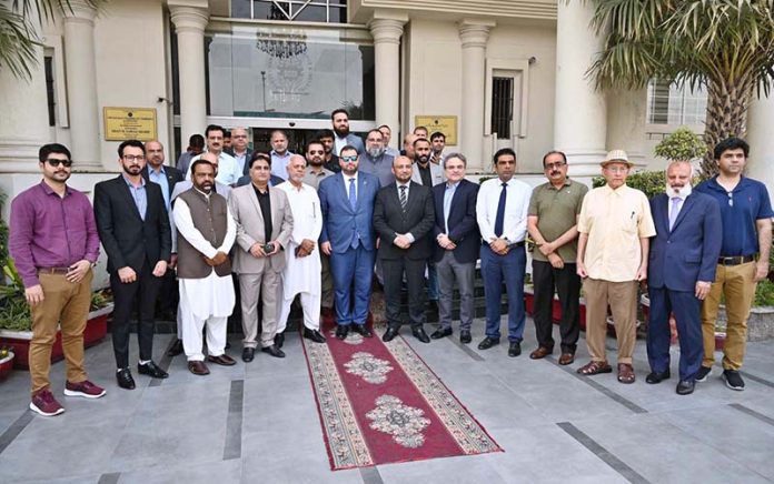 A group photo of Dr. Dan Stoenescu Ambassador of Romania to Pakistan, SVP SCCI Waseem Shahbaz Lodhi with business community at Chamber of Commerce