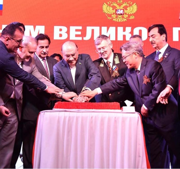 President Asif Ali Zardari cutting the cake to commemorate the 80th Anniversary of Victory in Great Patriotic War of Russian Federation at the Russian Embassy