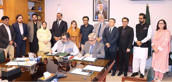 Minister for Federal Education and Professional Training Dr. Khalid Maqbool Siddiqui witnessing the MoU signing ceremony between the Ministry of Federal Education and Professional Training and Huawei Technologies Pakistan (Pvt) Ltd