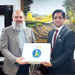 FCCI President Rehan Naseem Bharara presents a Silver Jubilee souvenir to Federal Minister for Commerce Jam Kamal Khan on behalf of the Faisalabad Chamber