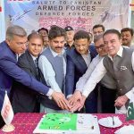 Sindh’s Minister for Energy and Planning, Syed Nasir Hussain Shah, along with Sindh's Interior Minister Zia Lanjar cutting cake during paid tribute ceremony to the commanders and soldiers of the Pakistan Armed Forces for the success of Operation Bunyan Mursas against Indian aggression