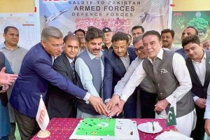Sindh’s Minister for Energy and Planning, Syed Nasir Hussain Shah, along with Sindh's Interior Minister Zia Lanjar cutting cake during paid tribute ceremony to the commanders and soldiers of the Pakistan Armed Forces for the success of Operation Bunyan Mursas against Indian aggression