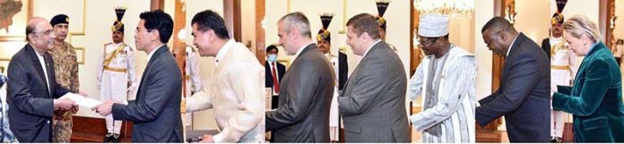 The Ambassador-designate of Thailand, Rongvudhi Virabutr, the Ambassador-designate of the Philippines, Dr. Emmanuel R. Fernandez, Non-Resident Ambassador-designate of Slovenia, Igor Jukič, Non-Resident Ambassador-designate of Serbia, Mr. Damir Kovacevic, Non-Resident Ambassador-designate of Burkina Faso, Mr. Mohamadi Kabore, Non-Resident Ambassador-designate of Zambia, Mr. Ivan Zyuulu, and Non-Resident Ambassador of Latvia, Ms. Dana Goldfinča, presenting their diplomatic credentials to President Asif Ali Zardari during a credentials ceremony at Aiwan-e-Sadr