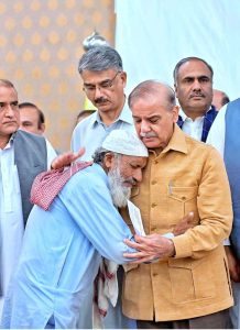 Prime Minister Muhammad Shehbaz Sharif distributing relief cheques amongst the families of martyred during Ma’arka-e-Haq