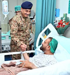 General Syed Asim Munir, NI (M), Chief of Army Staff (COAS), visited Combined Military Hospital (CMH) to inquire after the well-being of soldiers and innocent civilians wounded during Marka e Haq / Operation Bunyanum Marsoos