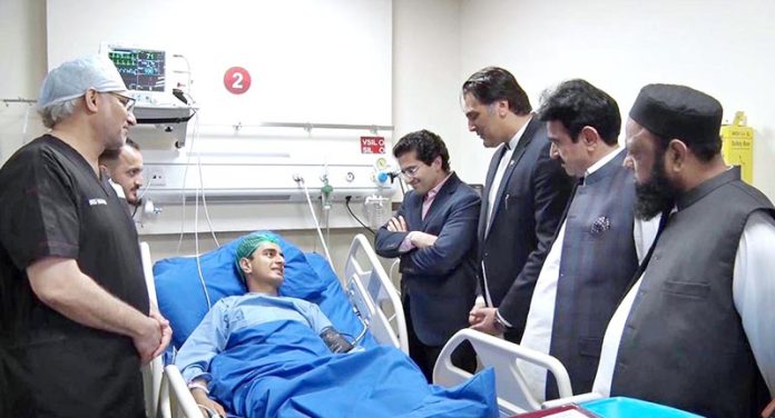 Federal Minister for Petroleum, Ali Pervaiz Malik visited CMH Lahore and met injured of Pak/Ind war