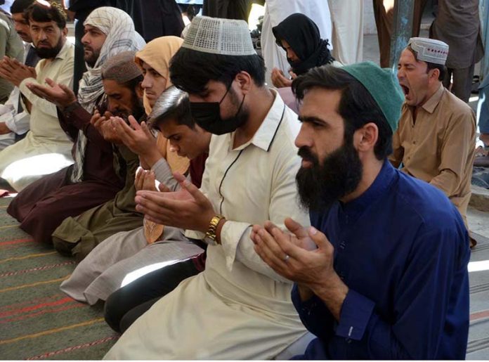 People offering Dua for stability of country and Pakistan Armed Forces on the celebration of Youm-e-Tashakar