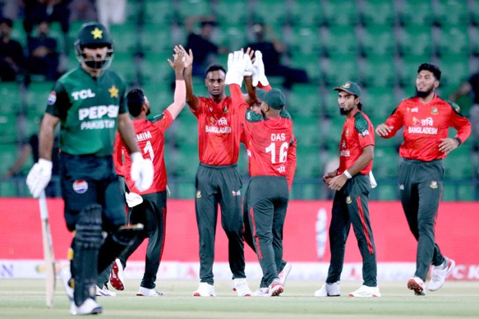 Bangladesh players celebrate the wicket of Fakhar Zaman by Shoriful Islam during the first T20 International cricket match between Pakistan and Bangladesh of the three match series at the Gaddafi Cricket Stadium