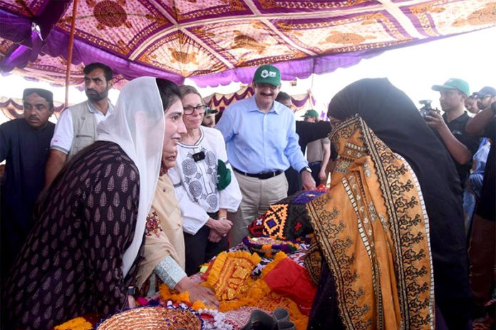 First Lady Aseefa Bhutto Zardari and World Bank Managing Director Ms. Anna Bjerde meet female members of the Village Reconstruction Committee (VRC), formed under the Sindh Peoples Housing Project (SPHP), as they display their handicrafts