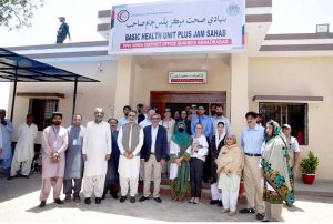 First Lady Aseefa Bhutto Zardari, World Bank Managing Director Ms. Anna Bjerde, and Sindh Chief Minister Syed Murad Ali Shah pose for a group photo during their visit to the Basic Health Unit (BHU) in Jam Sahab
