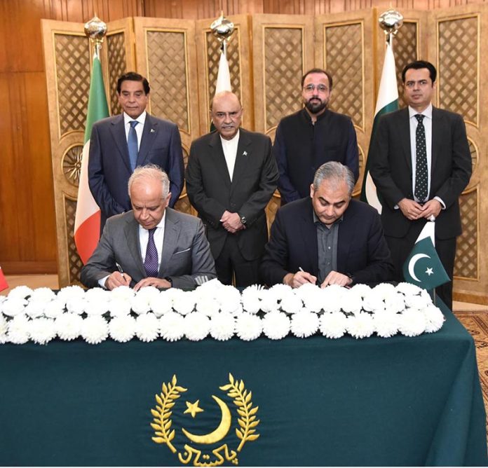 President Asif Ali Zardari witnessing the signing of the Memorandum of Understanding to increase cooperation on curbing illegal migration between Pakistan and Italy, at Aiwan-e-Sadr