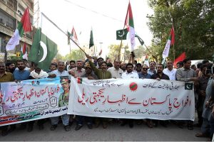 Activists of MQM holding the protest in favor of Pakistan army at Station road