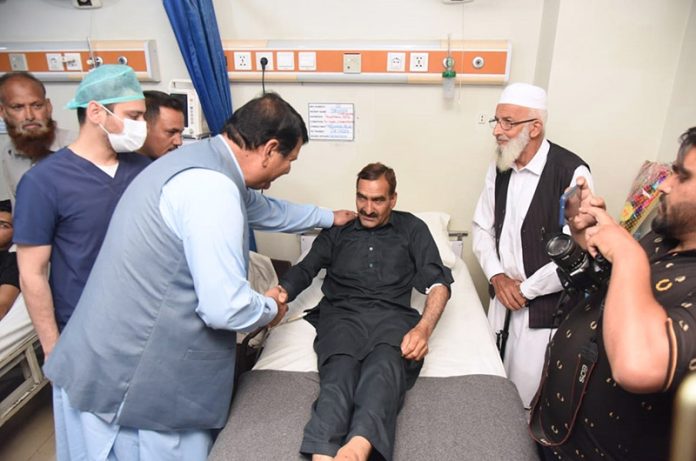 Federal Minister for Kashmir Affairs, GB and SAFRON Engr Amir Muqam visits CMH Rawalakot to inquire about the health of wounded heroes