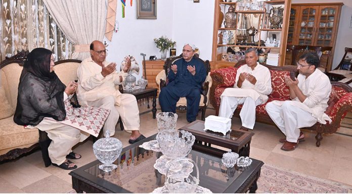President Asif Ali Zardari offering Fateha for Squadron Leader Usman Yousuf Shaheed, during his visit to his residence