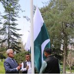 Ambassador of Pakistan to Turkiye Dr. Yousaf Junaid hoisting the national flag on ‘Youm-e-Tashakur